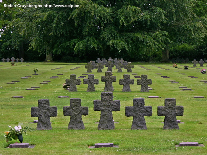 Cambe De Duitse begraafplaats in Cambe is het grootste oorlogskerkhof van Normandië. Meer dan 21200 mannen liggen er begraven. Stefan Cruysberghs